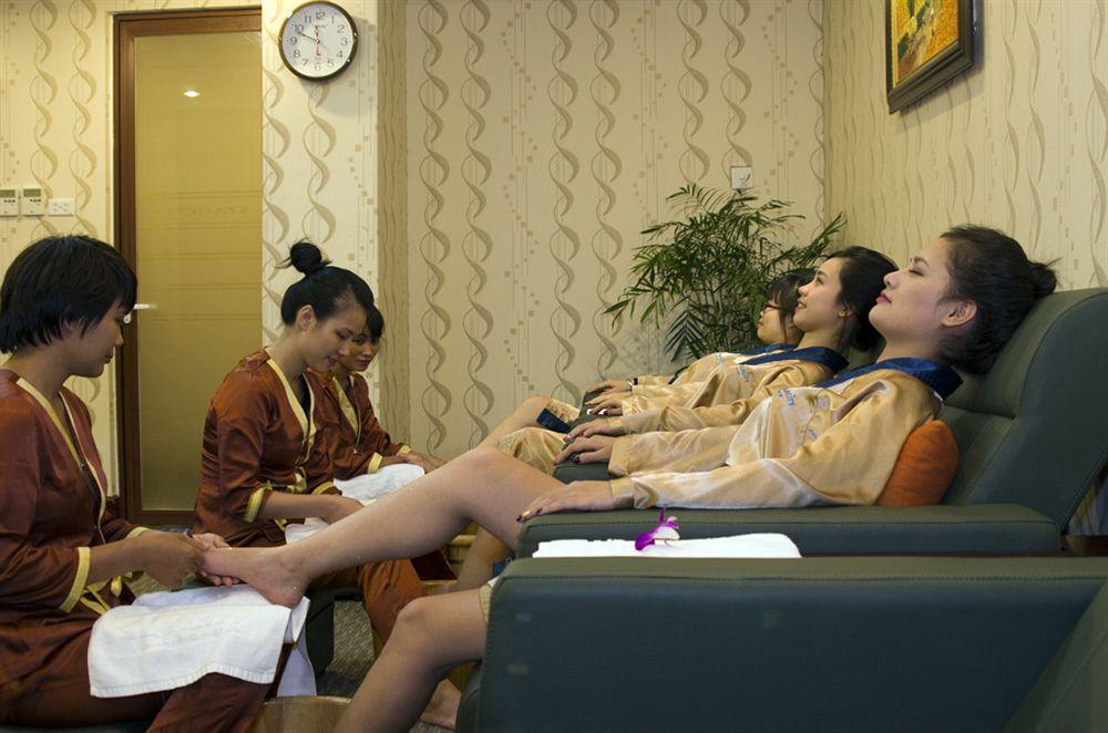 Aloha Halong Hotel Ha Long Bagian luar foto