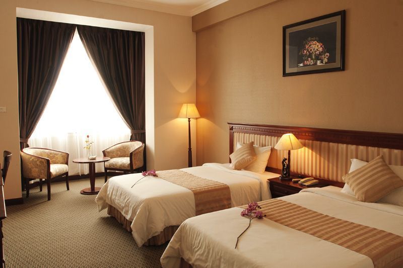 Aloha Halong Hotel Ha Long Bagian luar foto