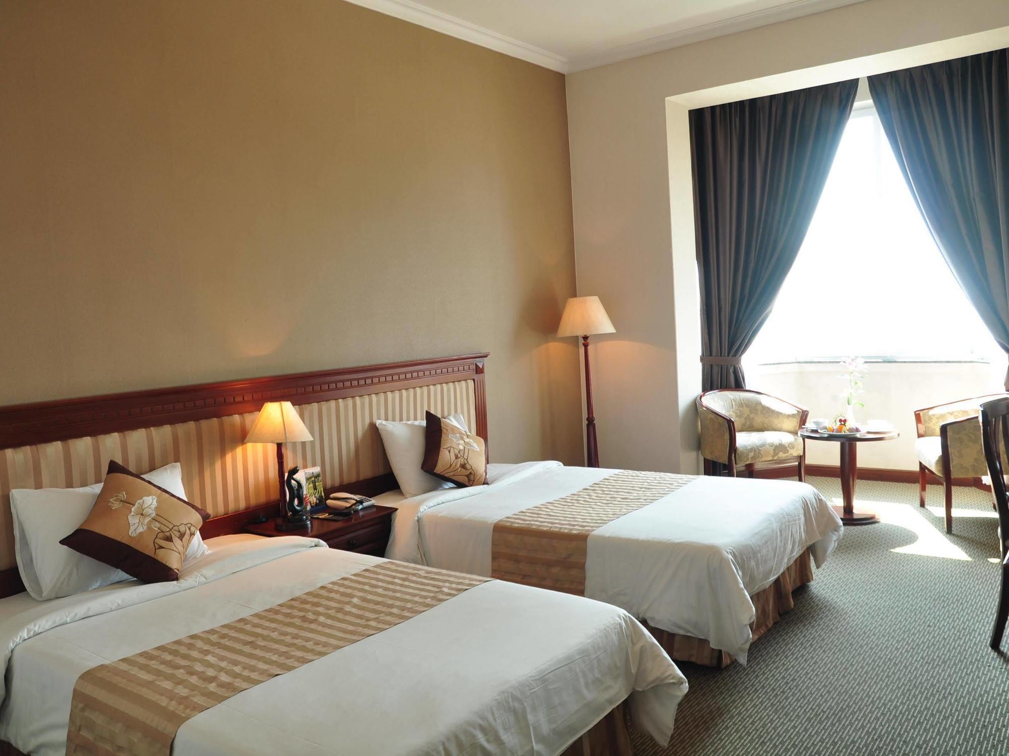 Aloha Halong Hotel Ha Long Bagian luar foto