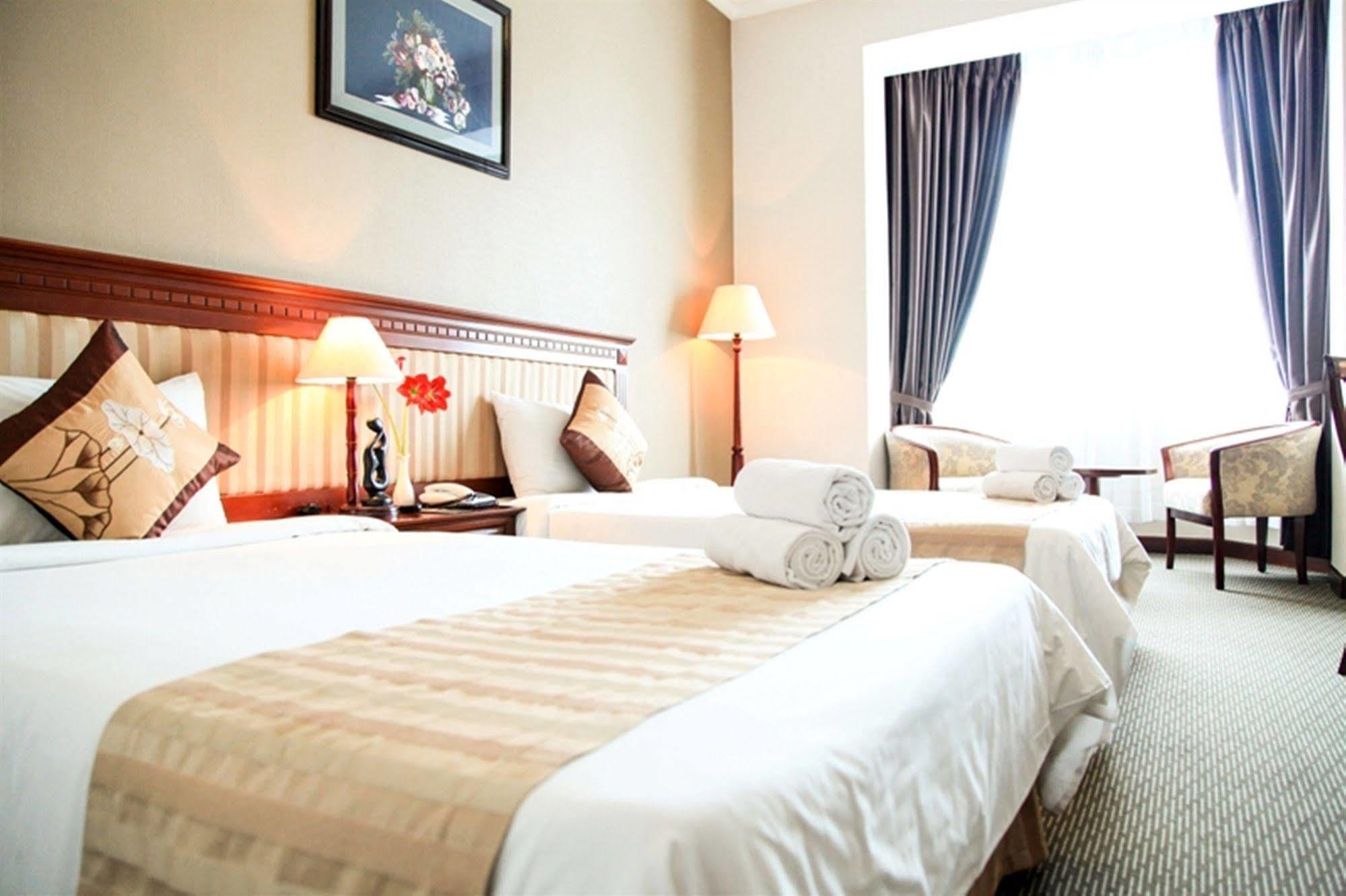 Aloha Halong Hotel Ha Long Bagian luar foto