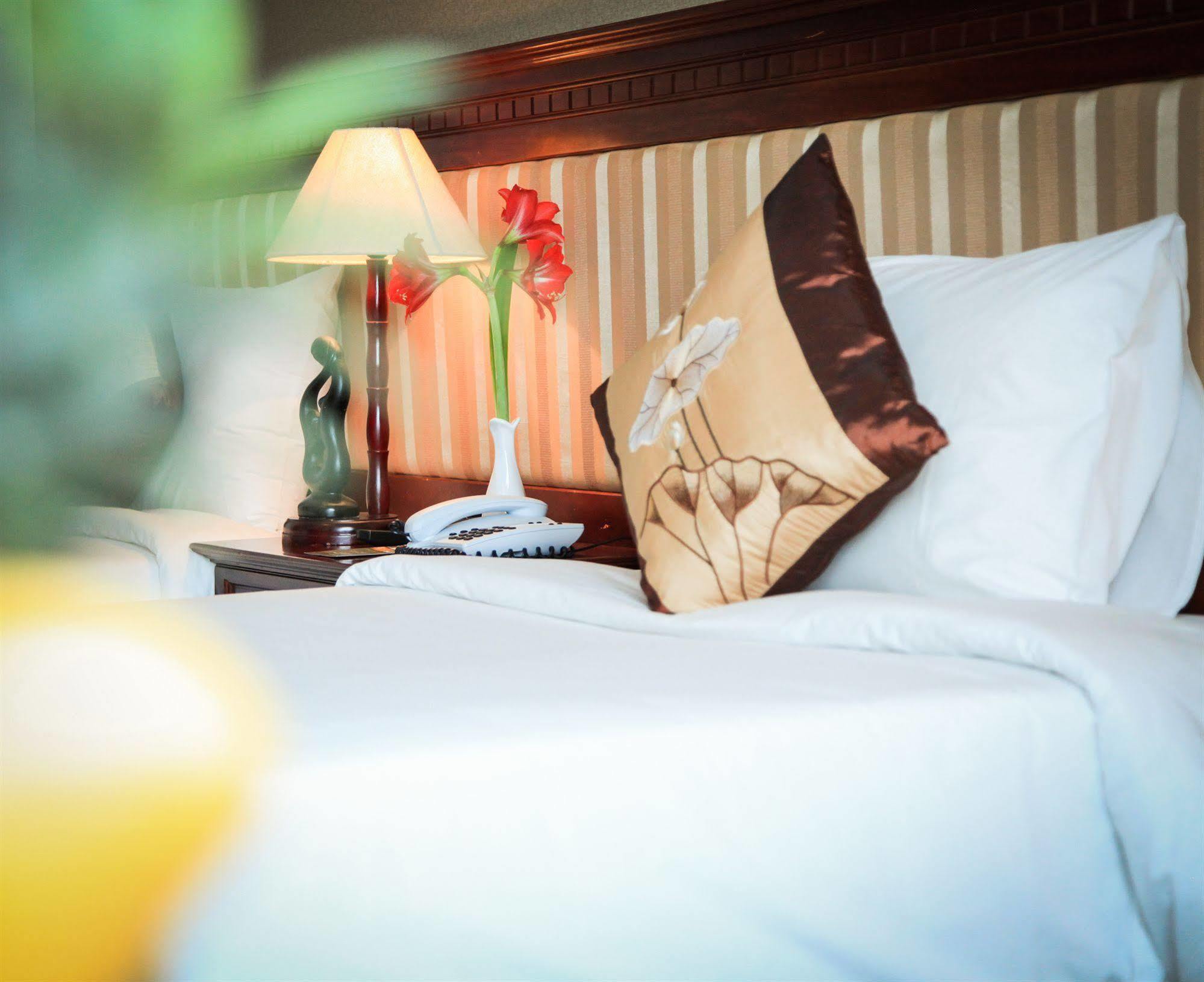 Aloha Halong Hotel Ha Long Bagian luar foto