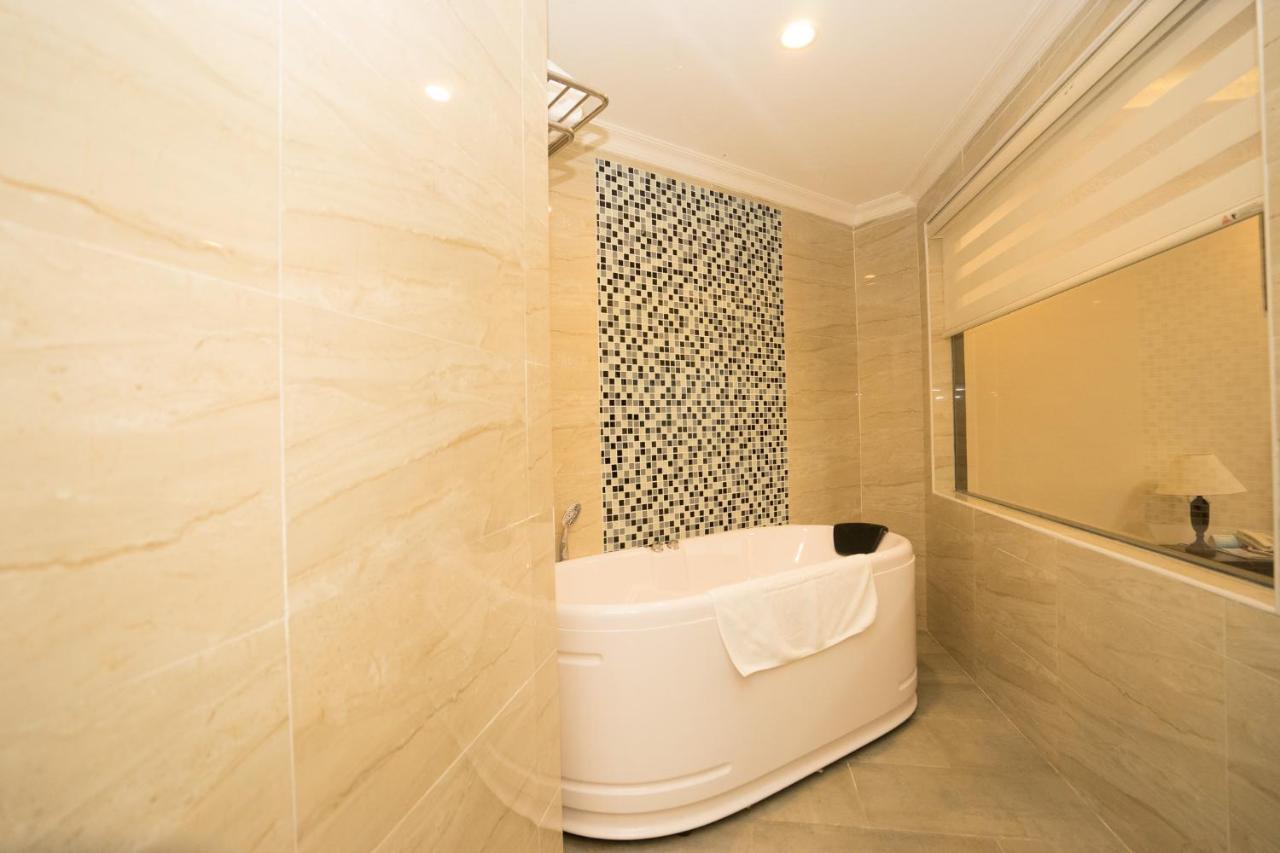 Aloha Halong Hotel Ha Long Bagian luar foto