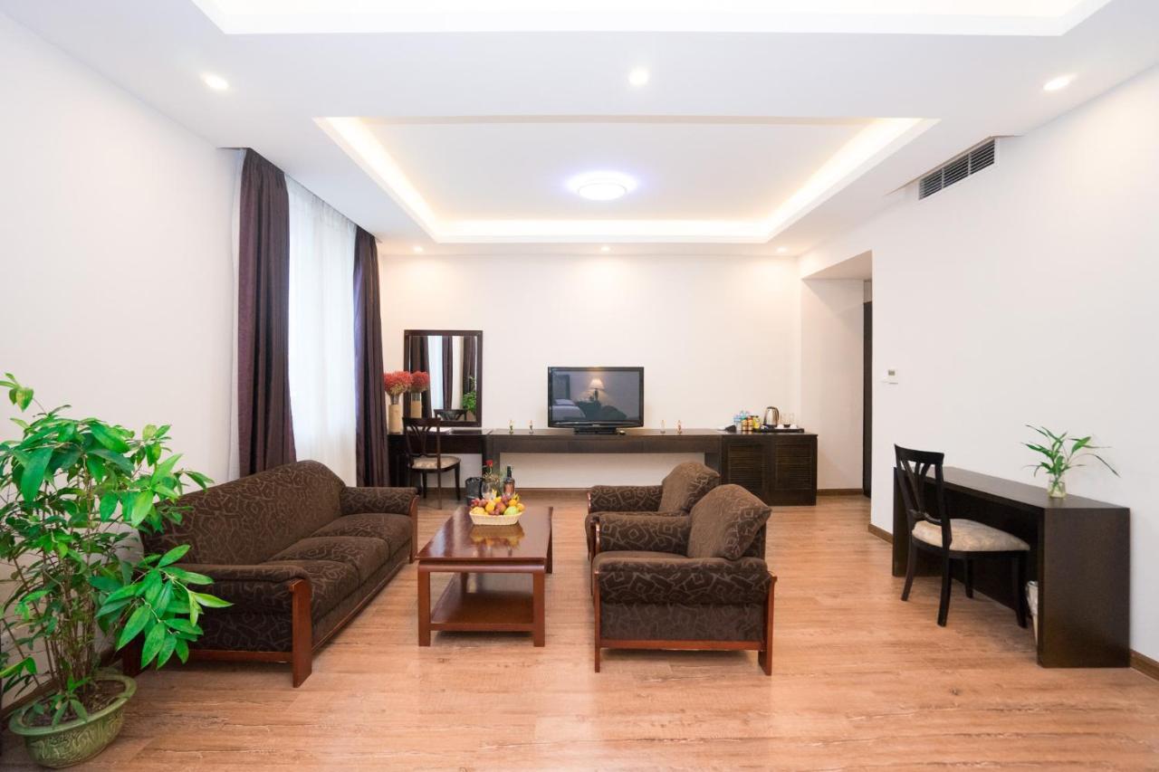 Aloha Halong Hotel Ha Long Bagian luar foto