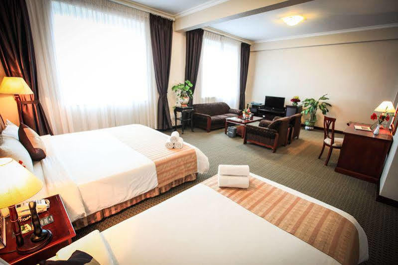 Aloha Halong Hotel Ha Long Bagian luar foto